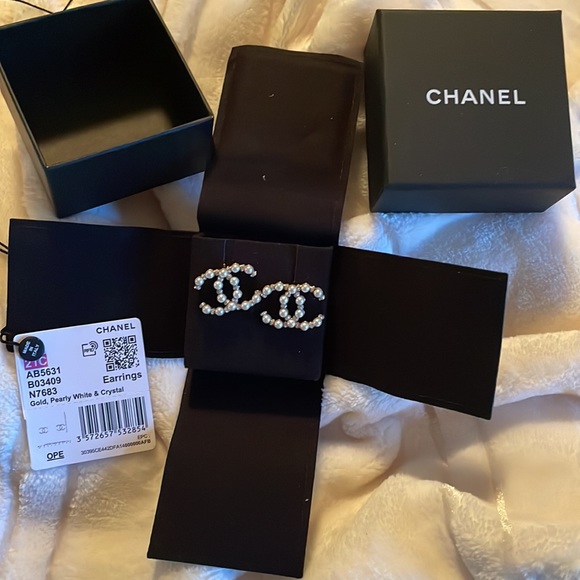CHANEL Stud Earrings AUTHENTIC BRAND NEW - Picture 2 of 12